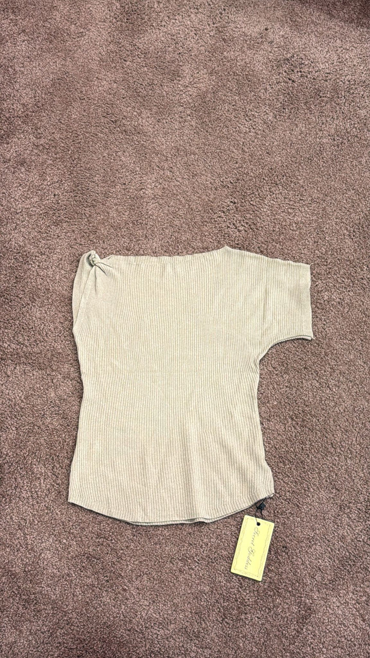 Sigle sleeve top